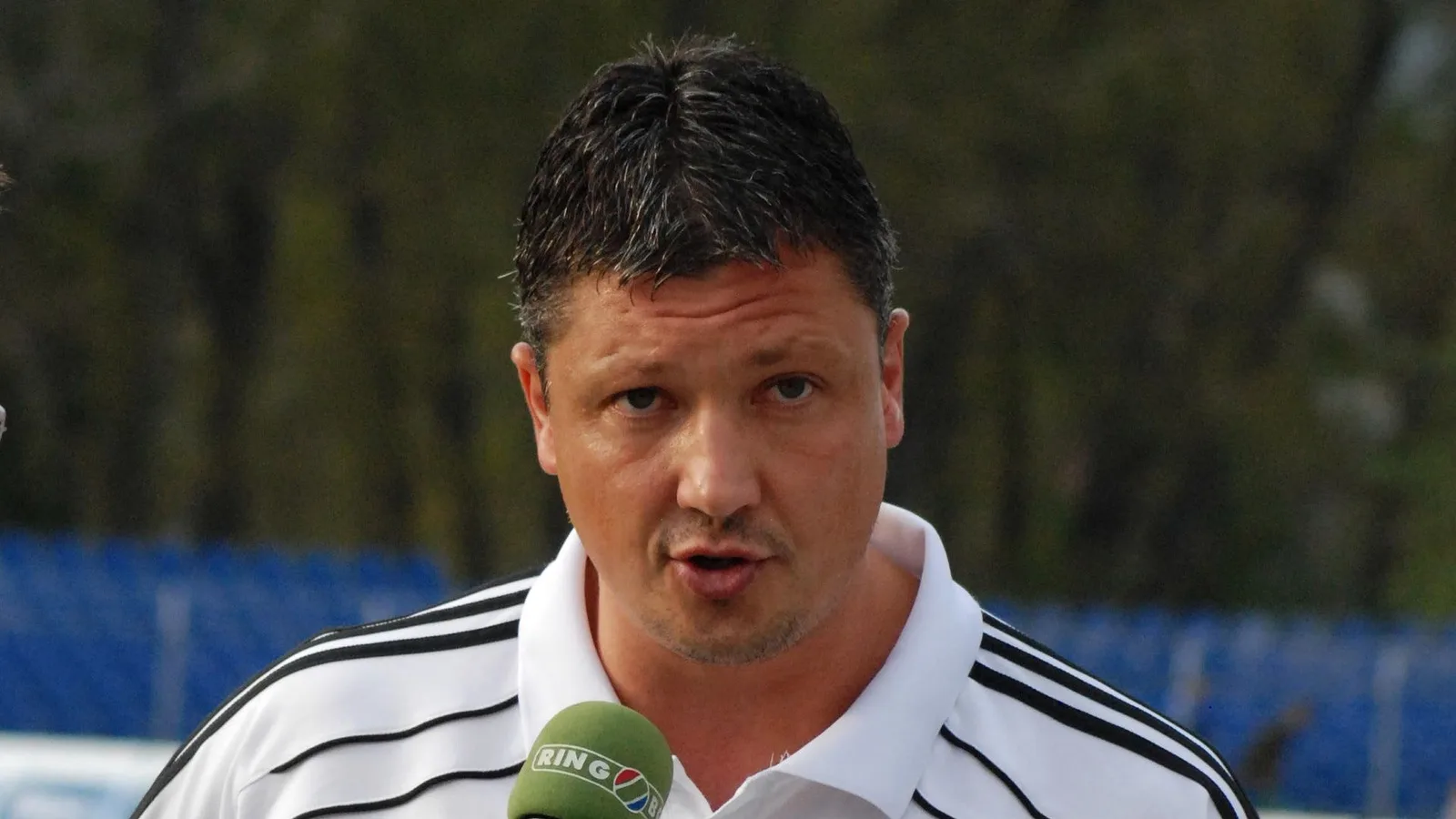 Над цветовете: феновете на Левски вдигнаха стадиона за Любо Пенев