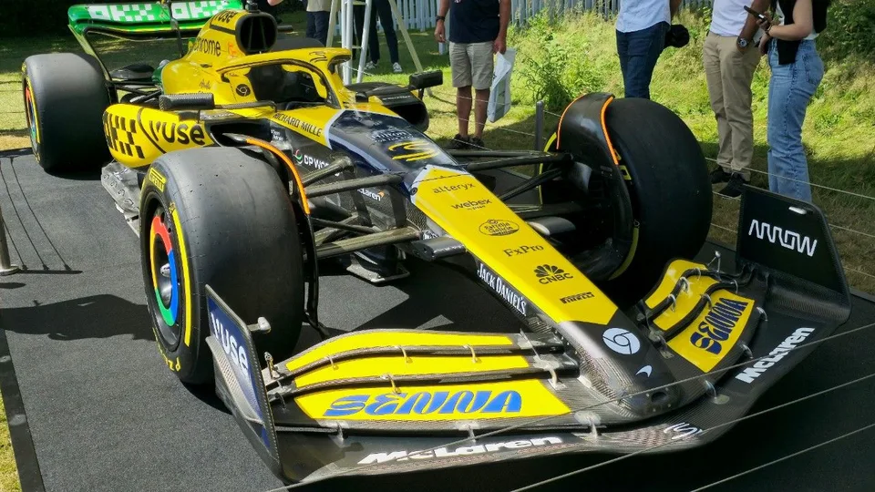 Болид McLaren MCL38 във Формула 1