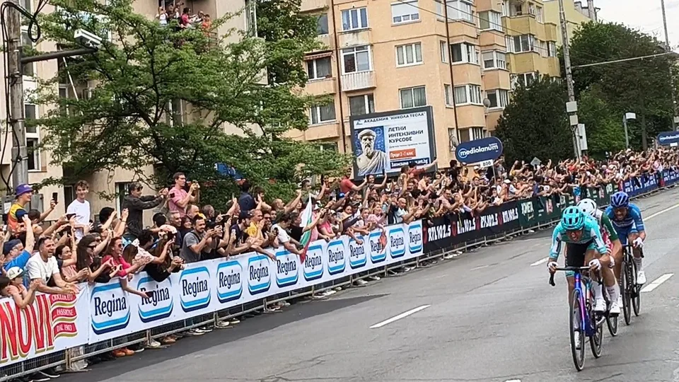 Колоездачи по време на етап от Джиро д’Италия в София, България