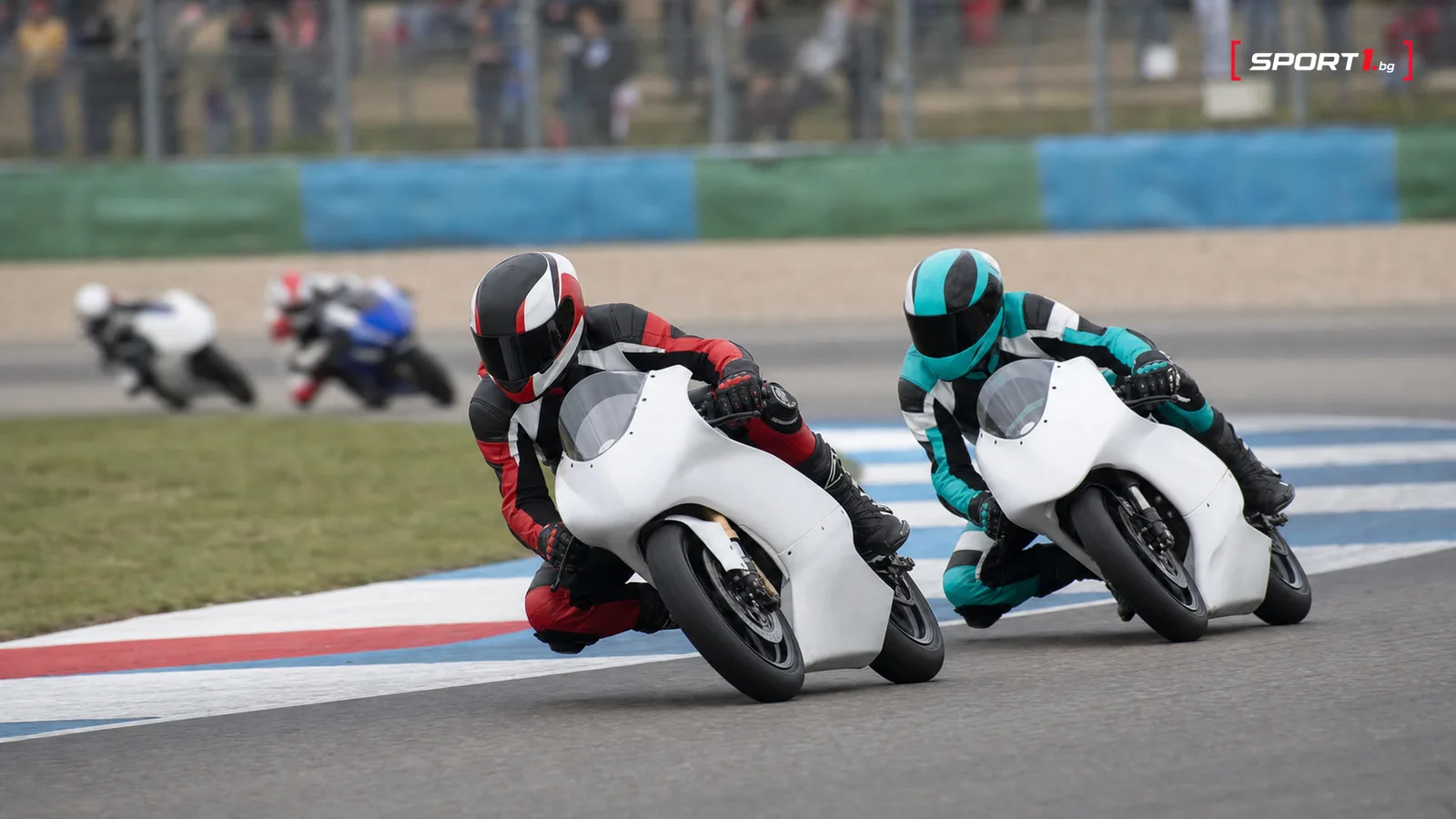 Милан Павелец и Карлос Кано в битка на пистата по време на кръга от MotoJunior на „Маникур“ — редакционна илюстрация