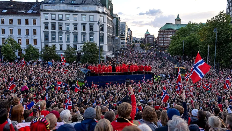 Футболна лудост в Осло: близо 100 000 фенове посрещнаха норвежките национали