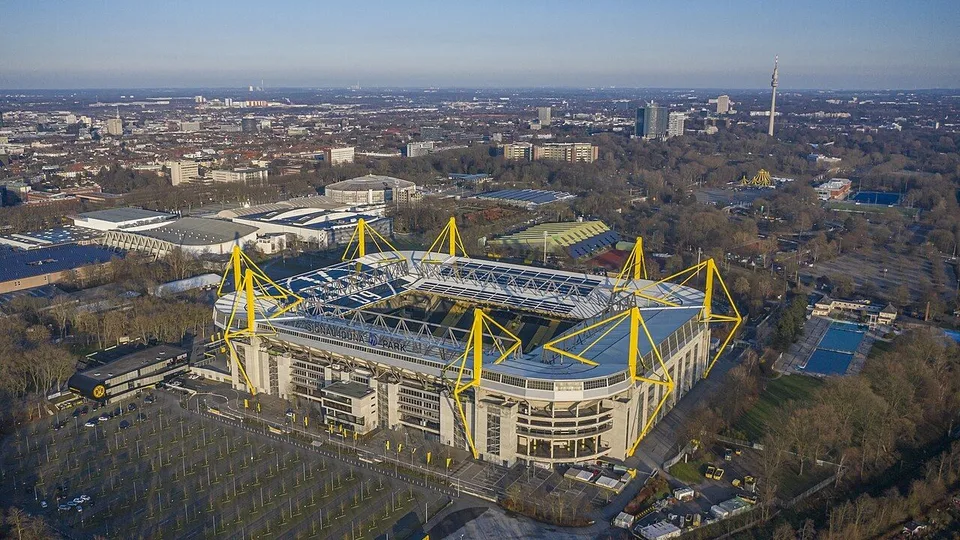 Стадионът на Борусия Дортмунд Signal Iduna Park