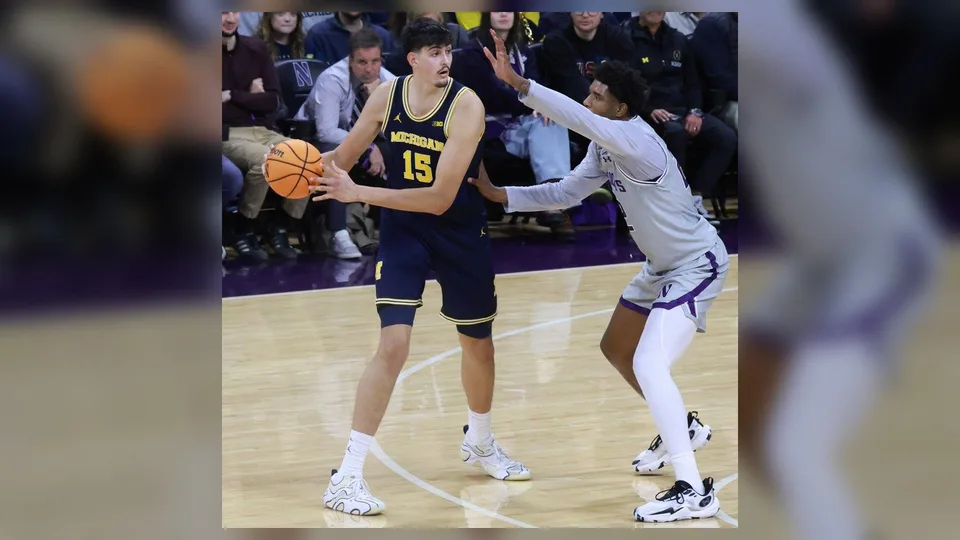 Адай Мара с екипа на Michigan Wolverines по време на баскетболен мач