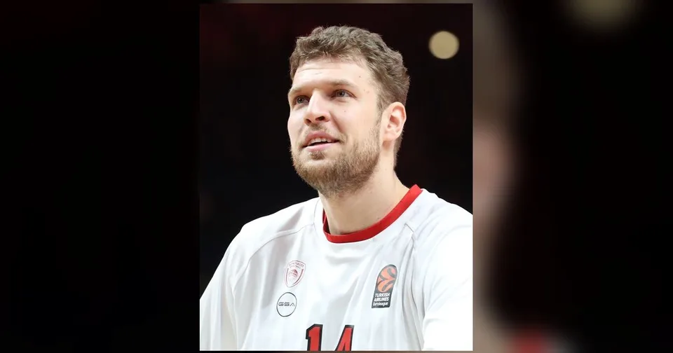 Александър Везенков с екипа на Олимпиакос в EuroLeague; снимка: Sandro Halank/Wikimedia Commons, CC BY-SA 4.0