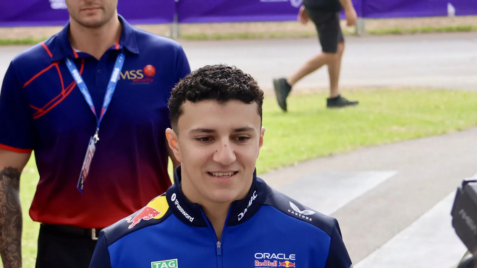 Исак Хаджар с екипа на Red Bull по време на Гран при на Австралия през 2026 година