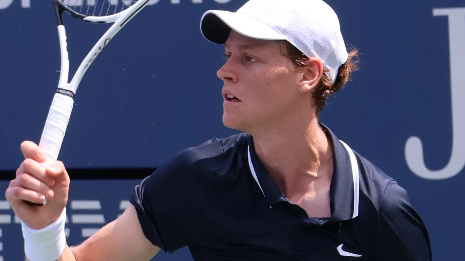 Яник Синер по време на тренировка преди US Open през 2024 година