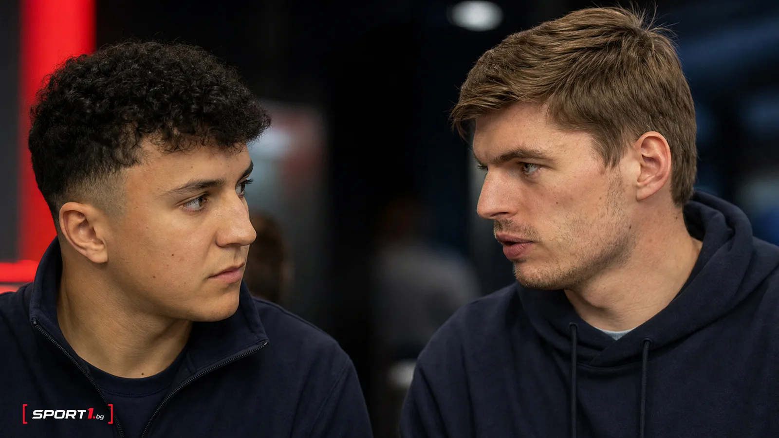 Исак Хаджар и Макс Верстапен обсъждат проблемите на Red Bull през сезон 2026 във Формула 1 — редакционен AI колаж