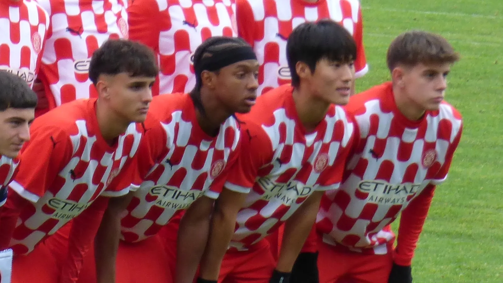 Минсу Ким с отбора на Жирона U19 преди мач в Младежката лига през 2024 година — архивен кадър