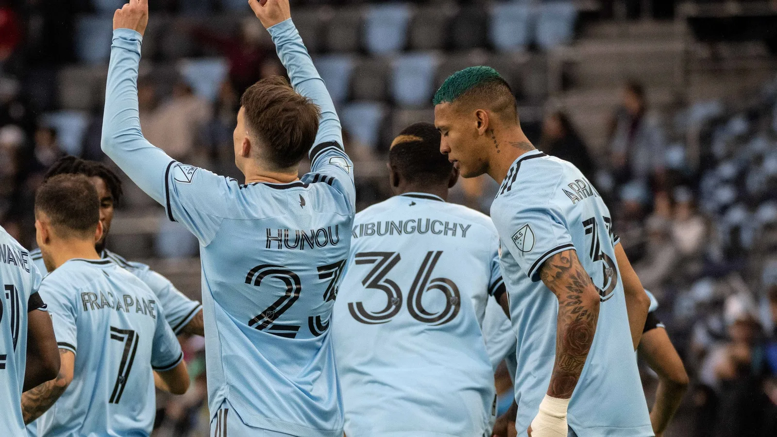 Кервин Ариага с екипа на Минесота Юнайтед по време на мач през 2022 година