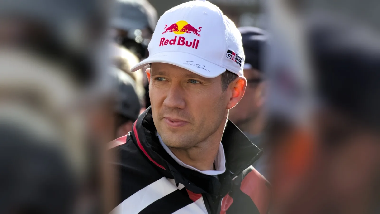 Себастиен Ожие с екипа на Toyota Gazoo Racing по време на Централноевропейското рали през 2023 година
