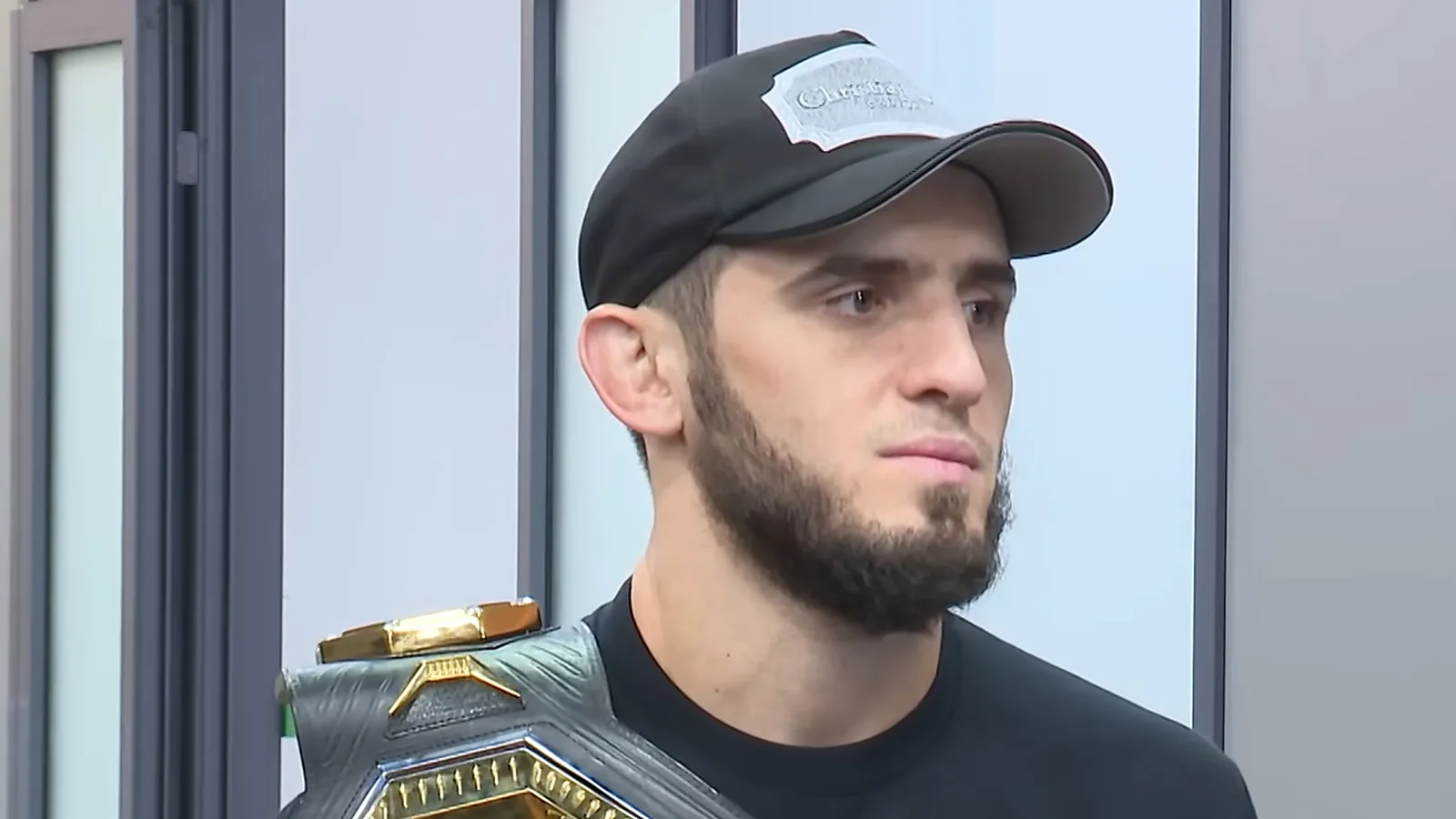 Ислам Махачев с шампионския пояс на UFC след първата си титла