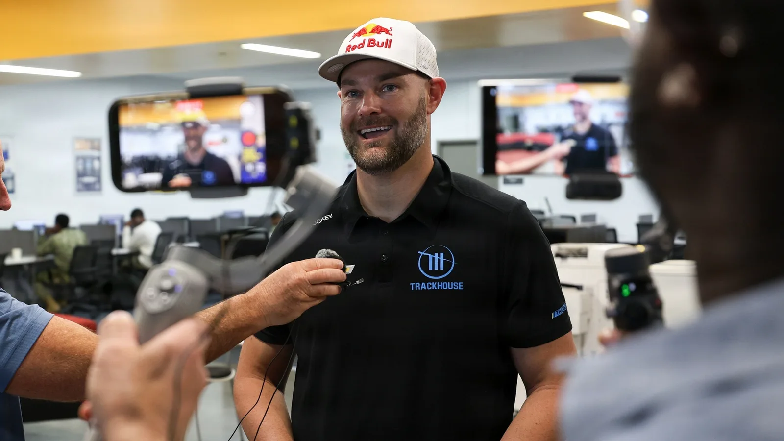 Шейн ван Гисберген по време на интервю преди състезание от NASCAR