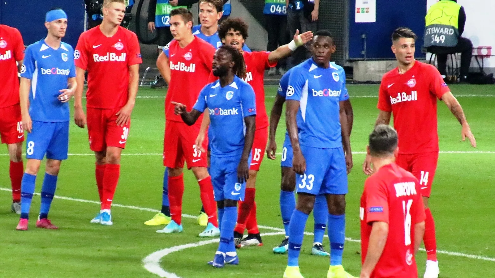 Джон Лукуми с номер 33 за Генк в мач от Шампионската лига през 2019 година