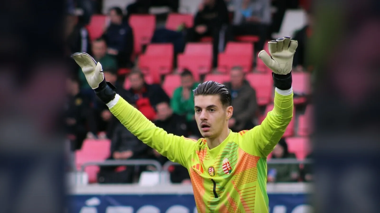 Арон Яакобишвили с екипа на Унгария U19 по време на футболен мач през 2025 г. — архивна снимка
