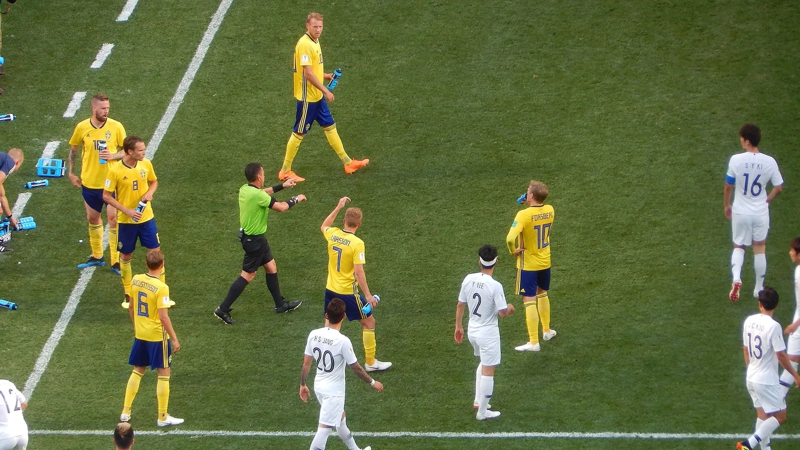 Съдия показва жеста за VAR по време на мач от световното първенство