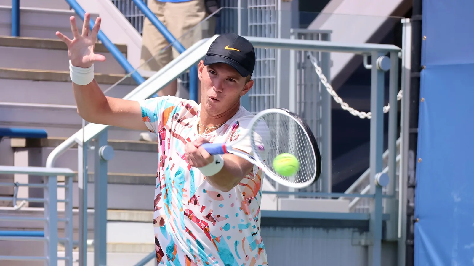 Мартин Дам изпълнява форхенд по време на US Open 2023