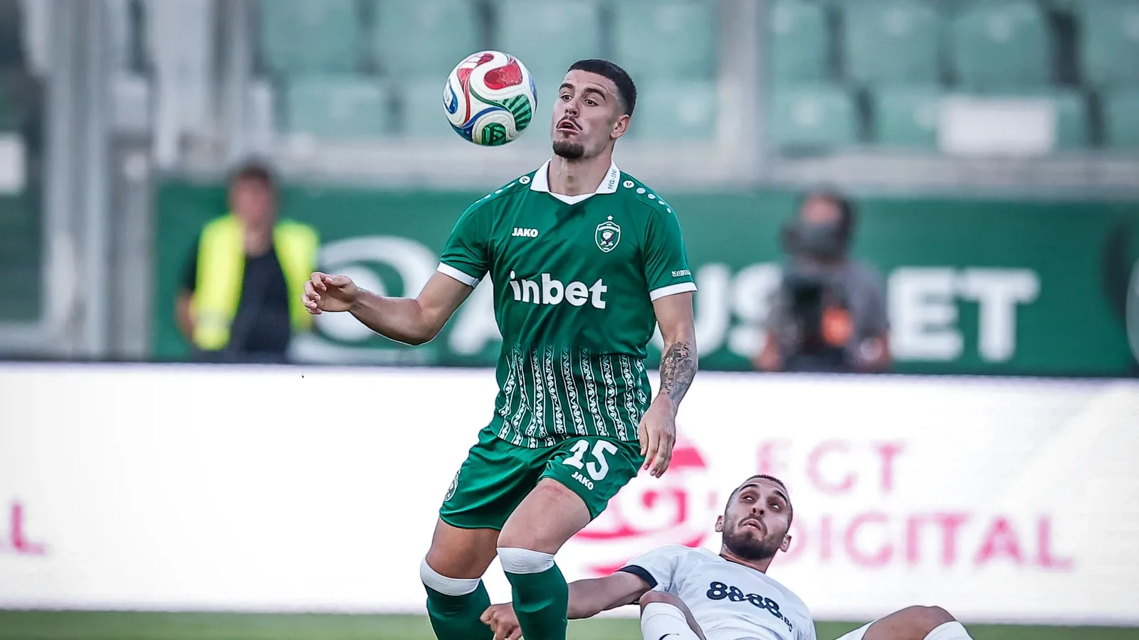 Футболисти на Лудогорец и Славия в мача, завършил 1:1 в Разград
