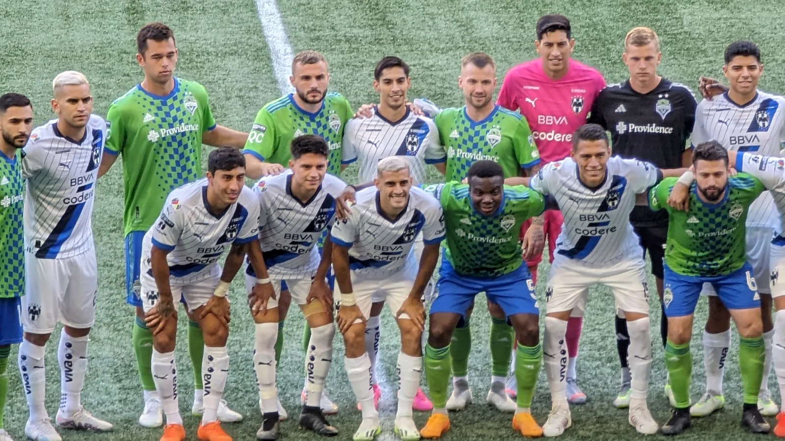 Херман Бертераме с екипа на Монтерей преди мач от Leagues Cup през 2023 година
