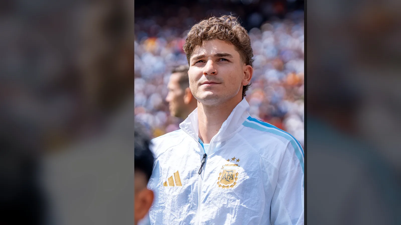 Хулиан Алварес с екипа на Аржентина преди финала на Световното първенство през юли 2026 година