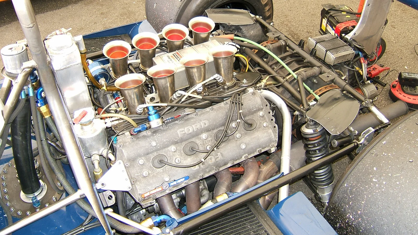 Исторически 3,0-литров двигател Cosworth DFV V8 в болид Tyrrell 008 — архивна илюстрация към обсъждания бъдещ план за Формула 1, не прототип от 2030 г.