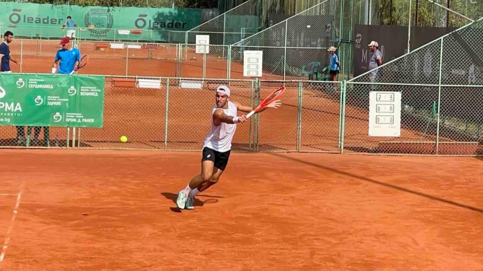 Янаки Милев изпълнява форхенд на клей по време на турнира Challenger 50 в Пловдив