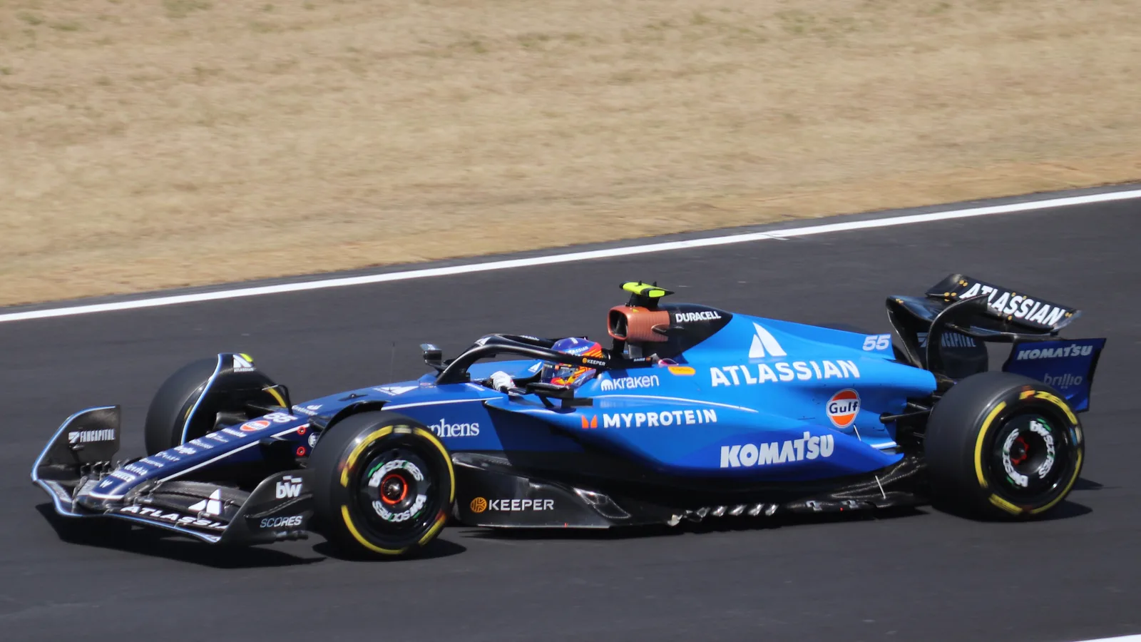 Карлос Сайнц с болида на Уилямс по време на Гран при на Япония през 2025 г. — архивен кадър, не от Баку