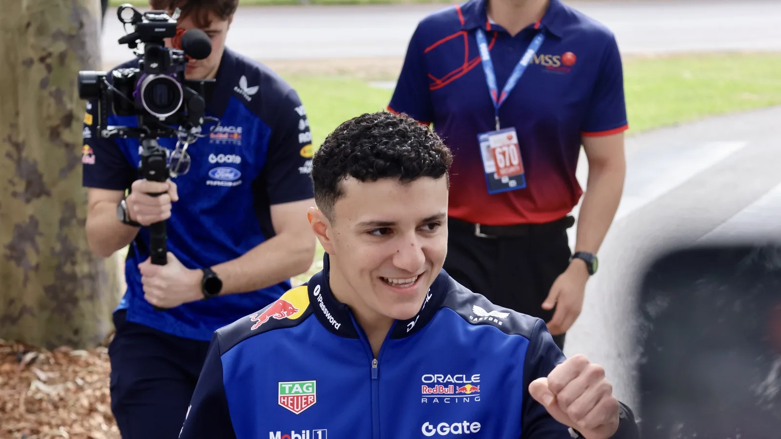 Исак Хаджар с екипа на Red Bull по време на Гран при на Австралия през 2026 година