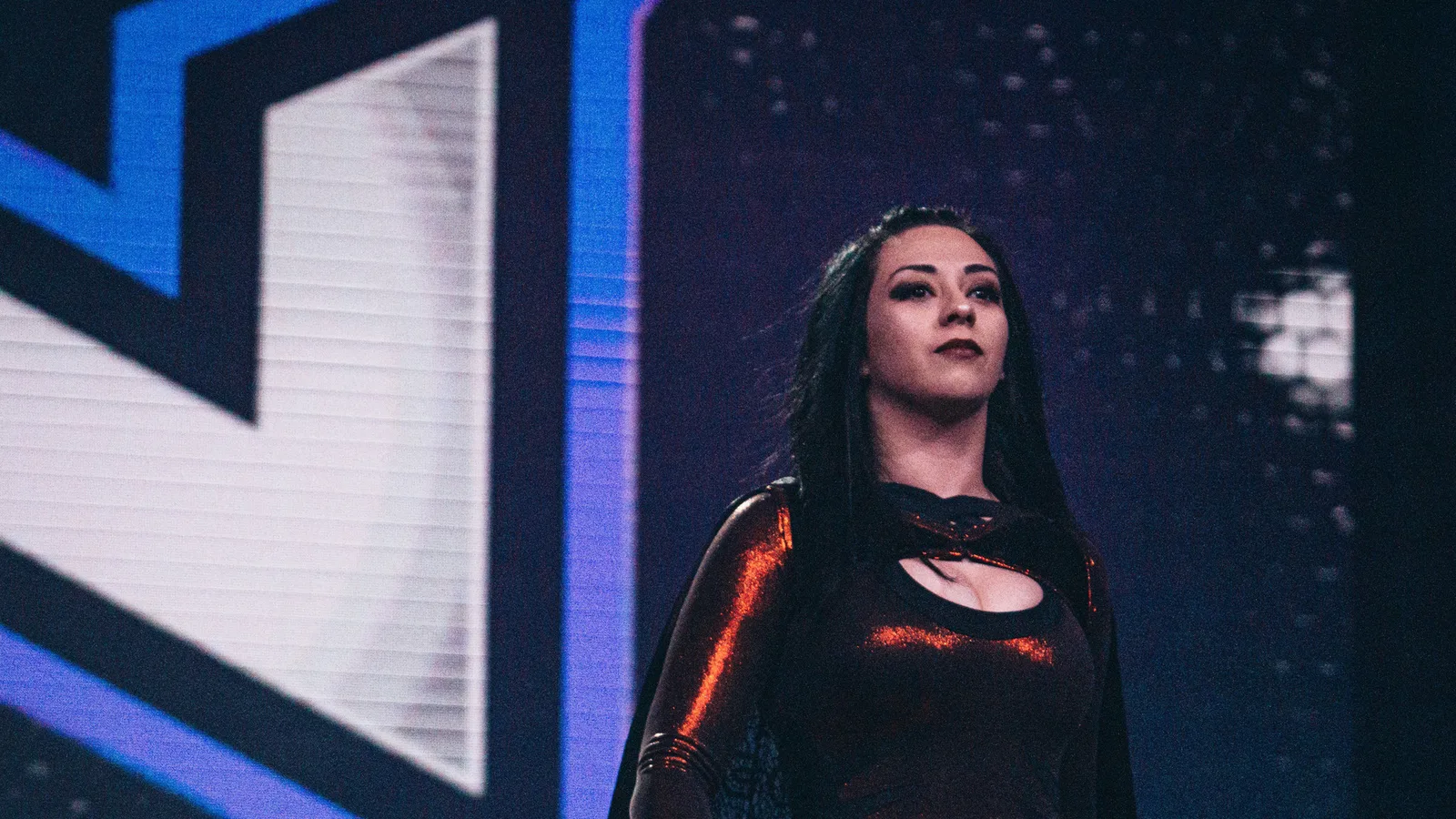 Стефани Вакер през 2019 г. — архивна снимка, не от WWE RAW в Милуоки. Ddaanniieellaa vargas / Wikimedia Commons, CC BY-SA 4.0 (https://creativecommons.org/licenses/by-sa/4.0/); изрязана до 16:9.