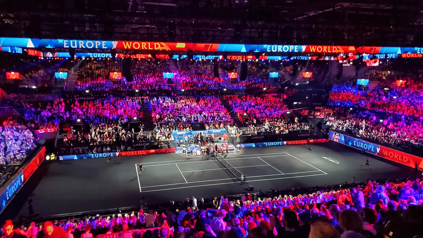 Архивен изглед към корта и публиката на Laver Cup в Женева през 2019 г.; кадърът не е от изданието през 2026 г. Снимка: Sportsfan77777 / Wikimedia Commons, CC BY-SA 4.0; изрязана до 16:9.