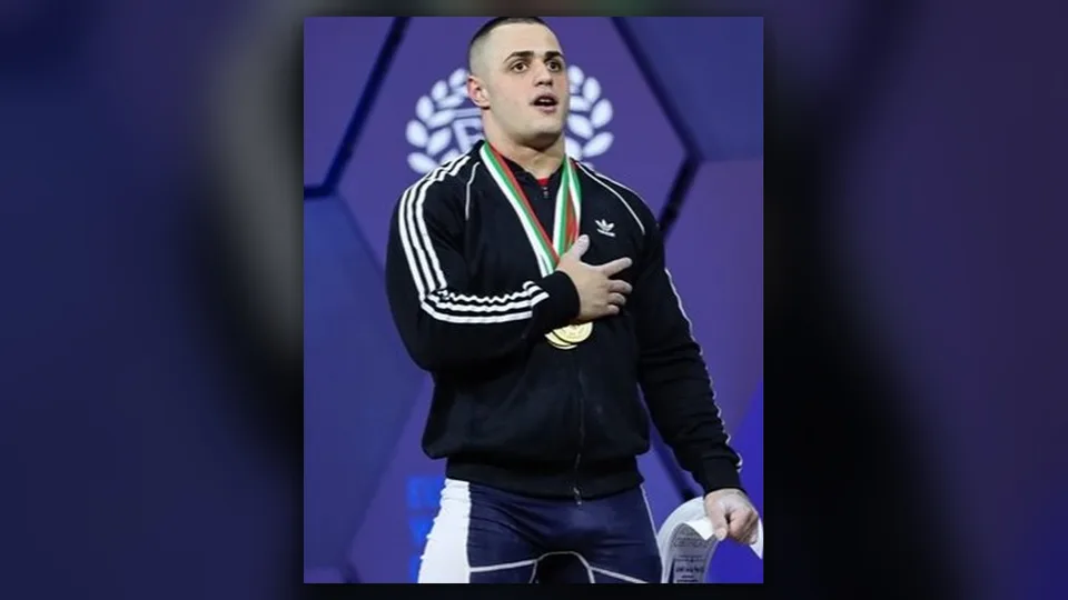 Карлос Насар с медал след състезание по вдигане на тежести