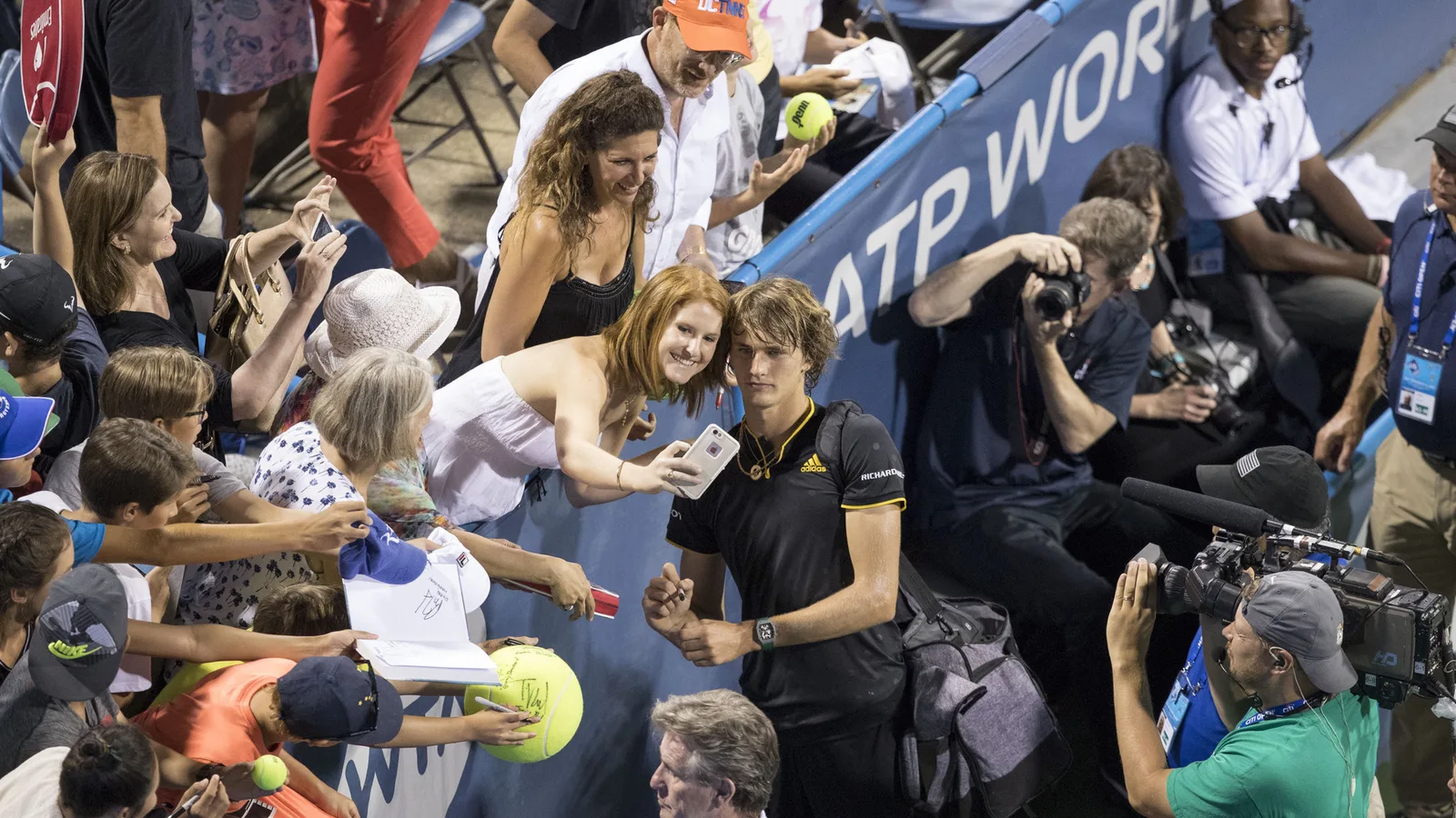 Александър Зверев с фенове след мач на Citi Open през 2017 г. — архивен кадър