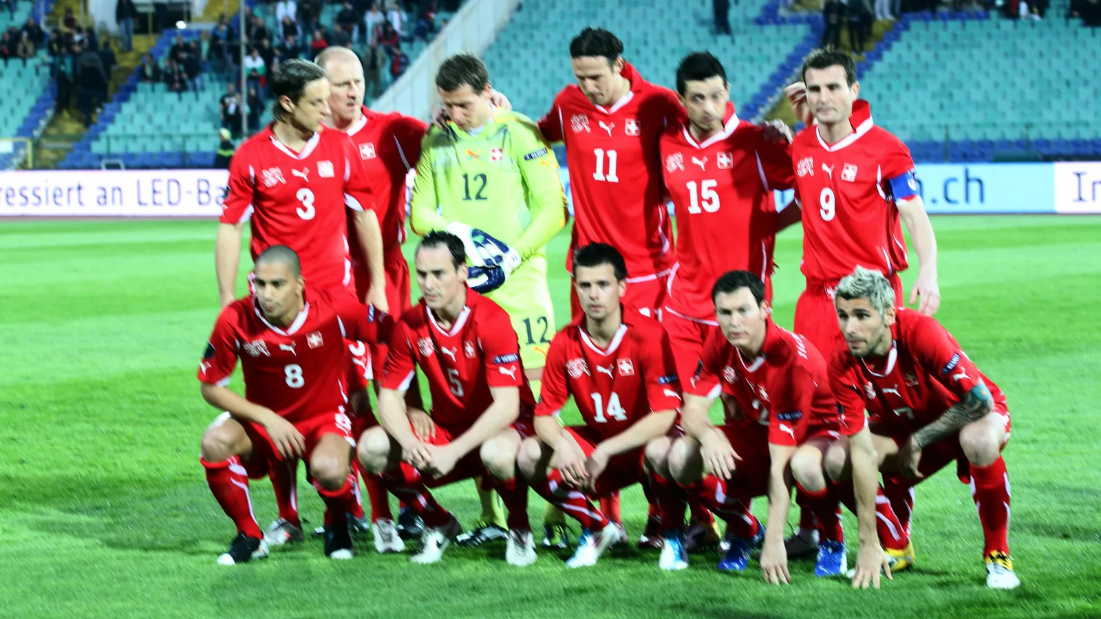 Националният отбор на Швейцария през 2011 г. — архивна снимка, не от мача със Северна Македония през 2026 г. Автор Biso, Wikimedia Commons, CC BY 3.0; изрязана до 16:9. Източник: https://commons.wikimedia.org/wiki/File:The_Swiss_national_football_team.JPG