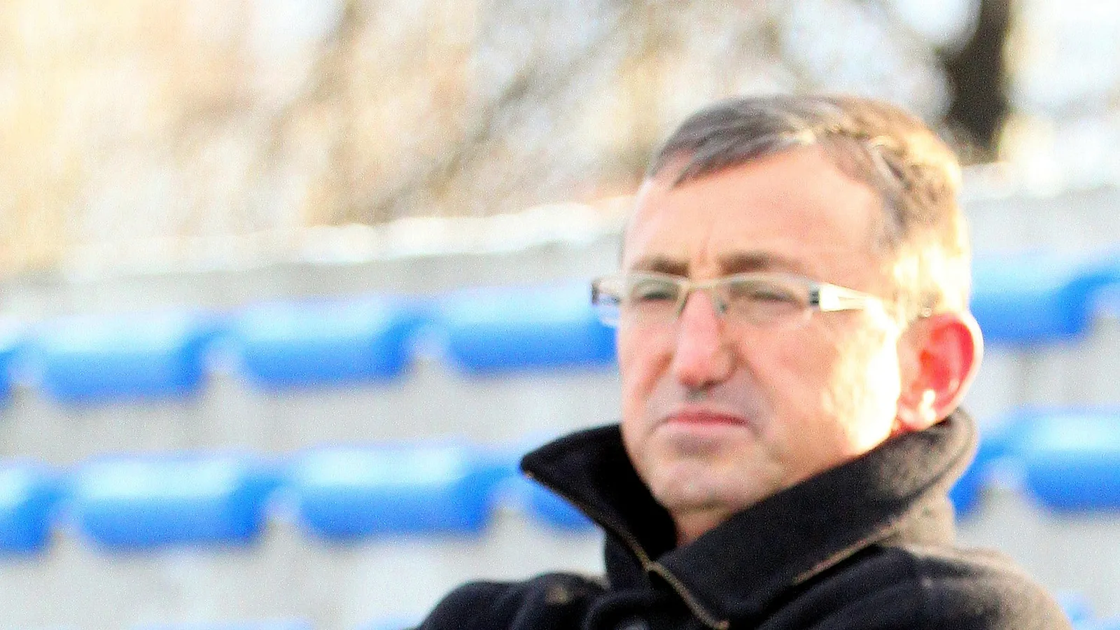 Марин Бакалов на трибуните по време на футболен мач — архивен кадър