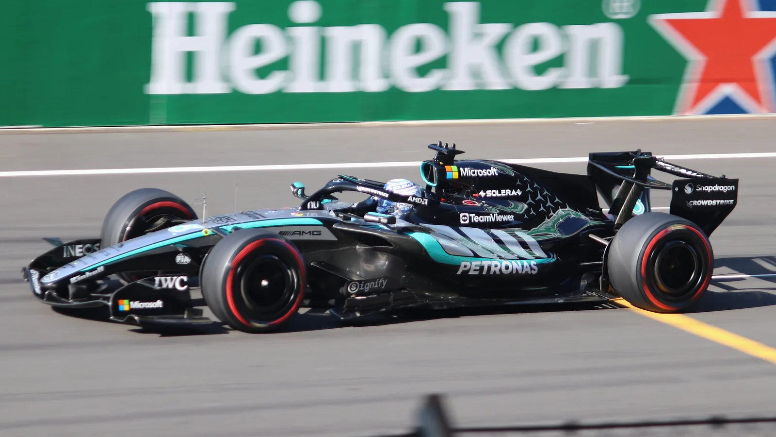 Джордж Ръсел с болида Mercedes W17 в квалификацията за Гран при на Китай през 2026 г. — архивен кадър, не от Баку