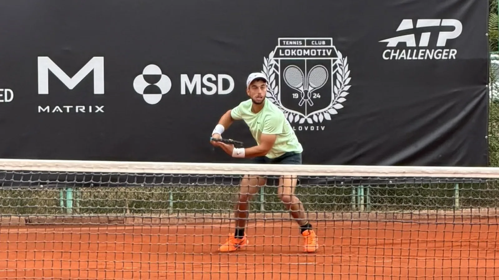 Адриан Андреев на клей корта на ATP Challenger 75 в Пловдив — кадър от турнира