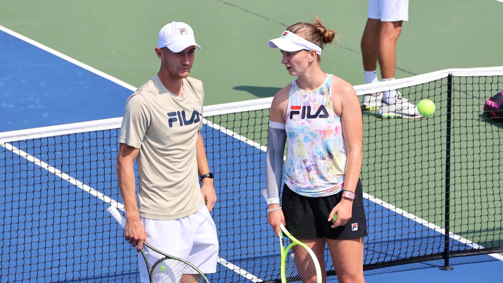 Барбора Крейчикова на тенис корта по време на подготовка за US Open 2024 — архивен кадър