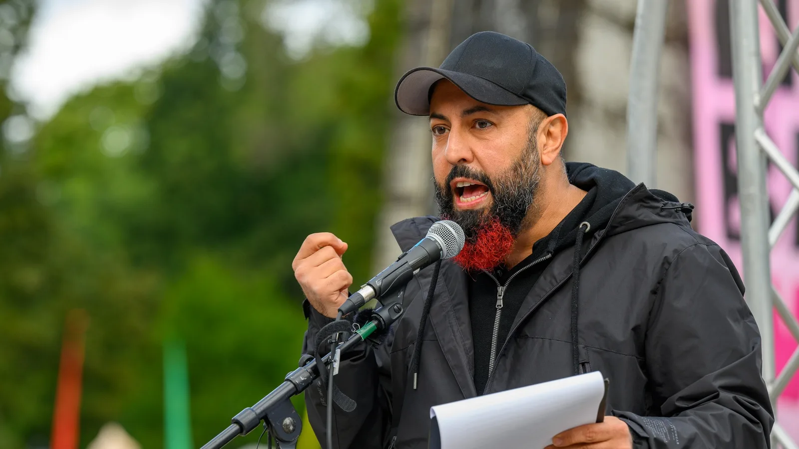 Ферат Кочак говори пред микрофон на публично събитие в Берлин — архивен кадър