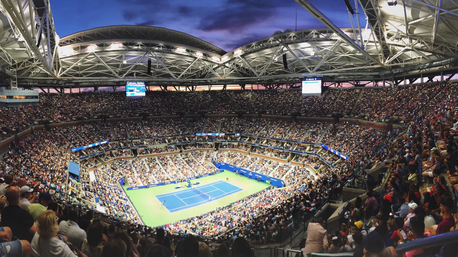 Вечерна сесия на централния корт „Артър Еш“ по време на US Open през 2019 година — архивен кадър