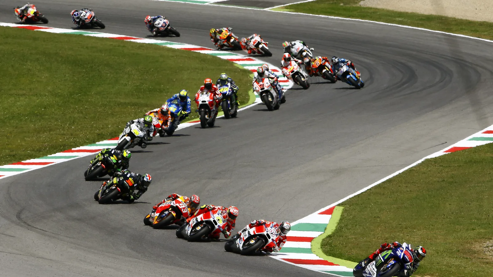 Архивен кадър от MotoGP на пистата Муджело през 2015 г.; илюстрация към календара за 2027 г. с Мизано