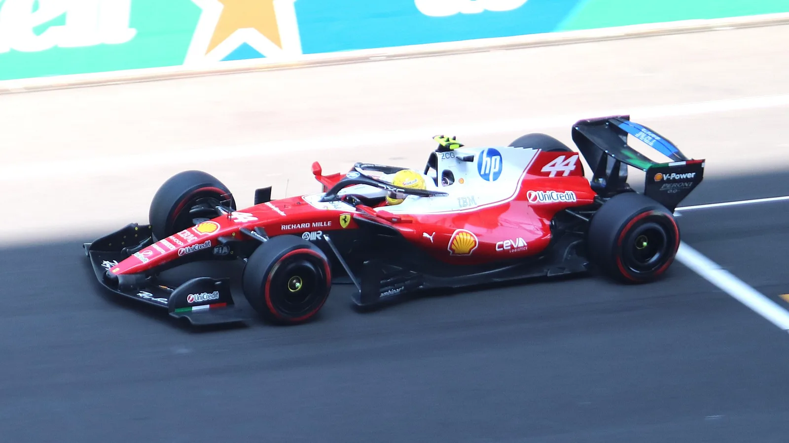 Люис Хамилтън с болида Ferrari SF-26 на Гран при на Китай през 2026 г. — архивен кадър