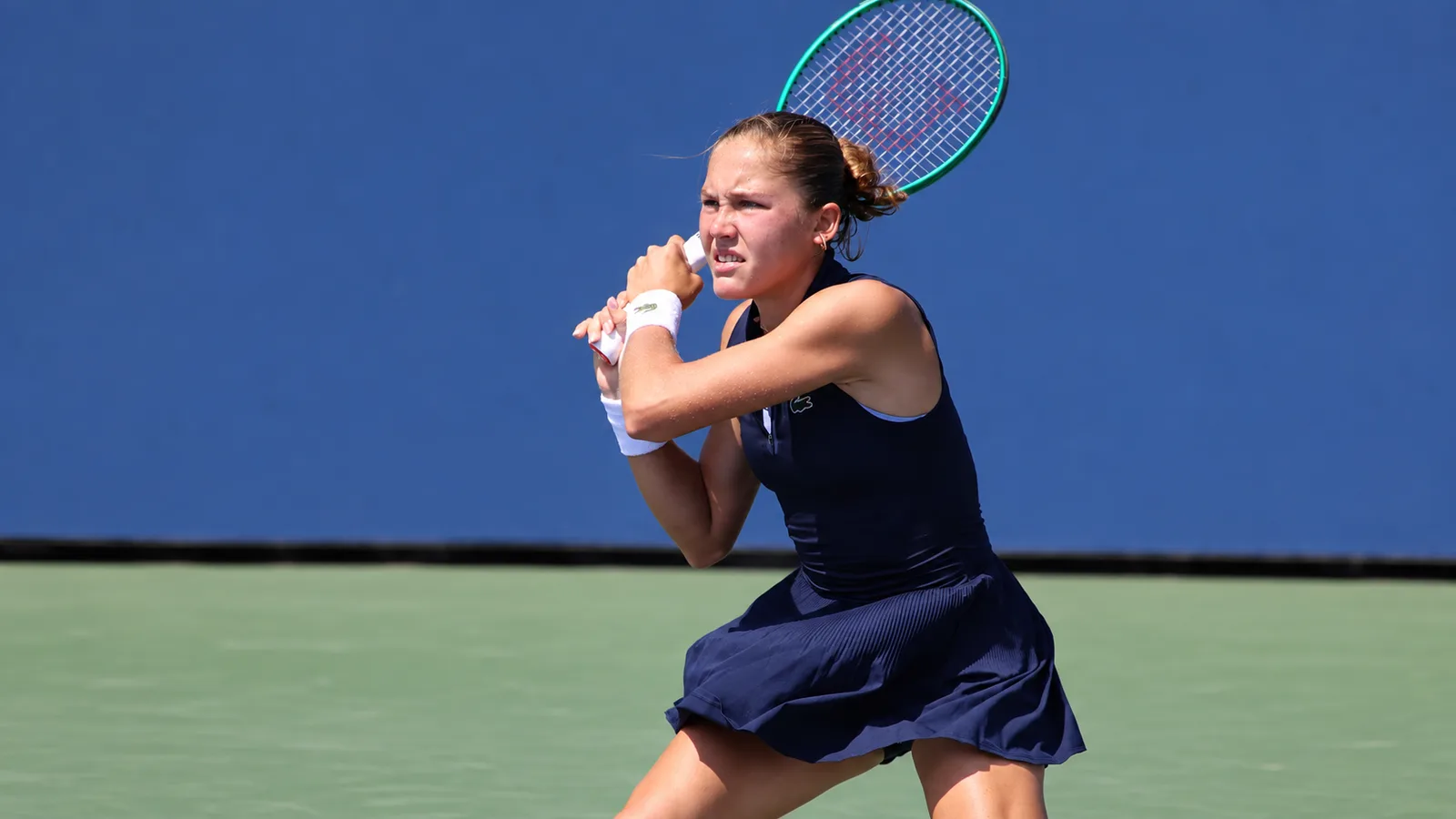 Ерика Андреева на корт в архивен кадър от US Open 2026 — редакционна адаптация към срещата в Адана
