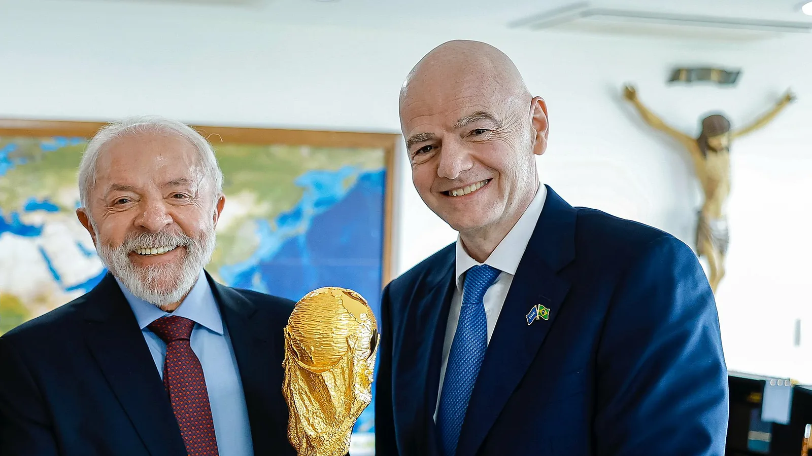 Джани Инфантино с трофея на световното първенство по футбол през януари 2026 година