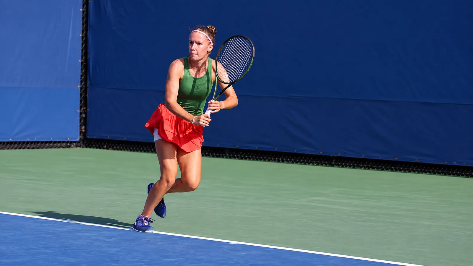 Татяна Прозорова в архивен кадър от US Open 2023 — редакционно преформатирана фотография към новината за обрата срещу Александра Еала