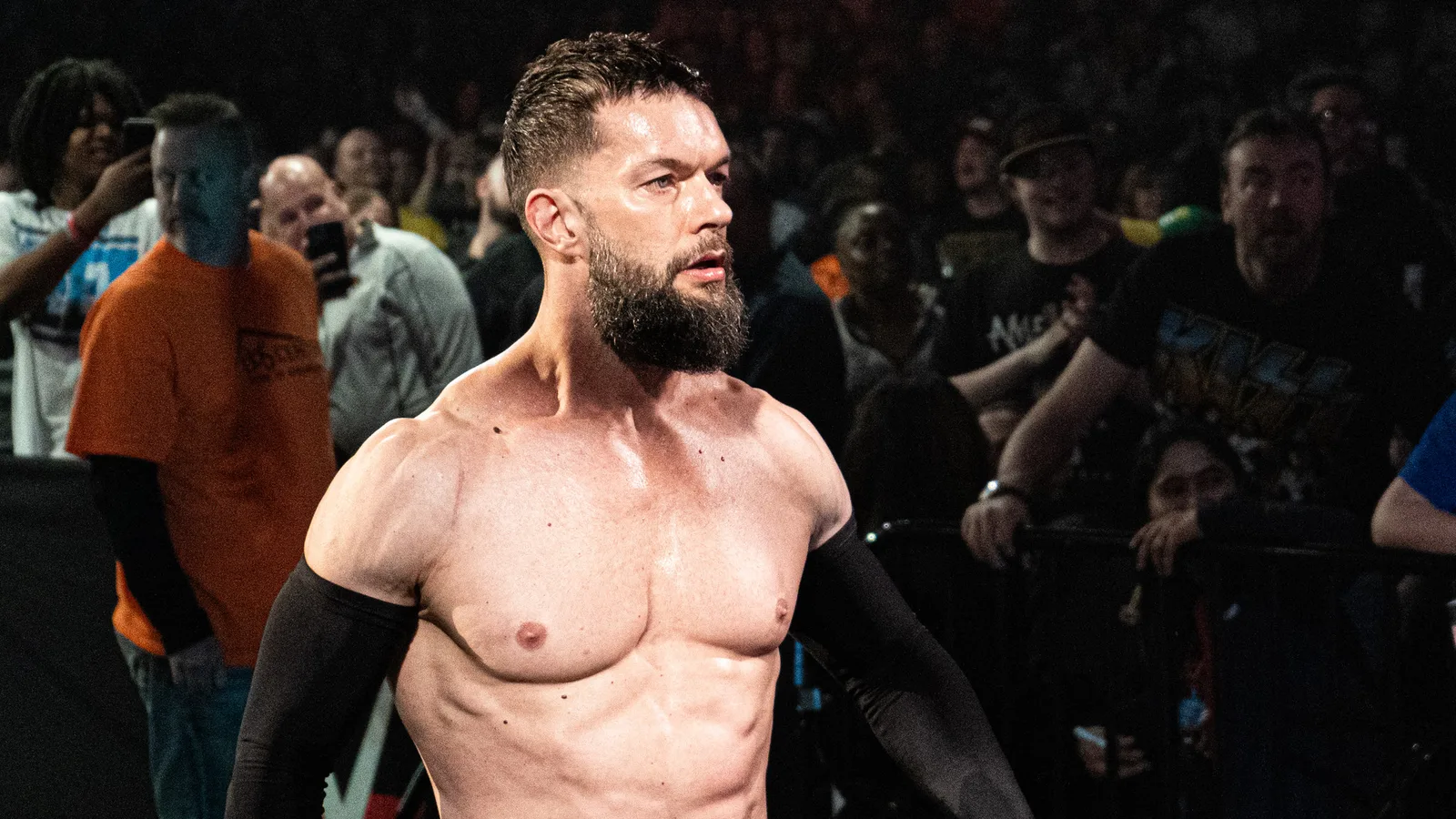Фин Балър край ринга на WWE през март 2024 г. — архивна снимка, не от SmackDown в Индианаполис