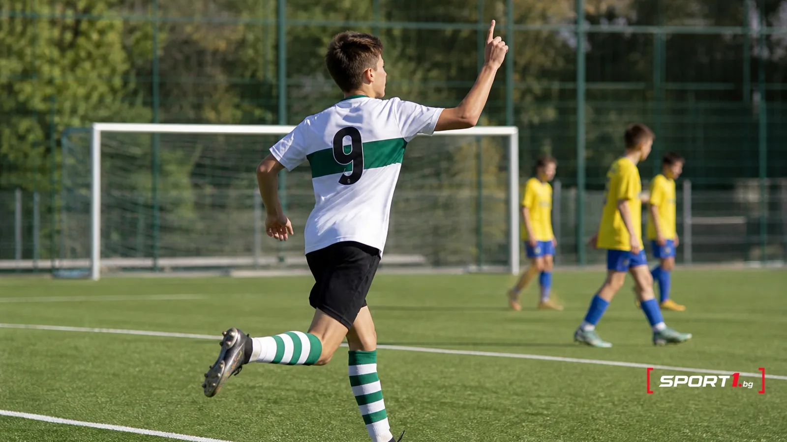 Теодор Петров с №9 празнува гол за Черно море U15 — редакционна илюстрация