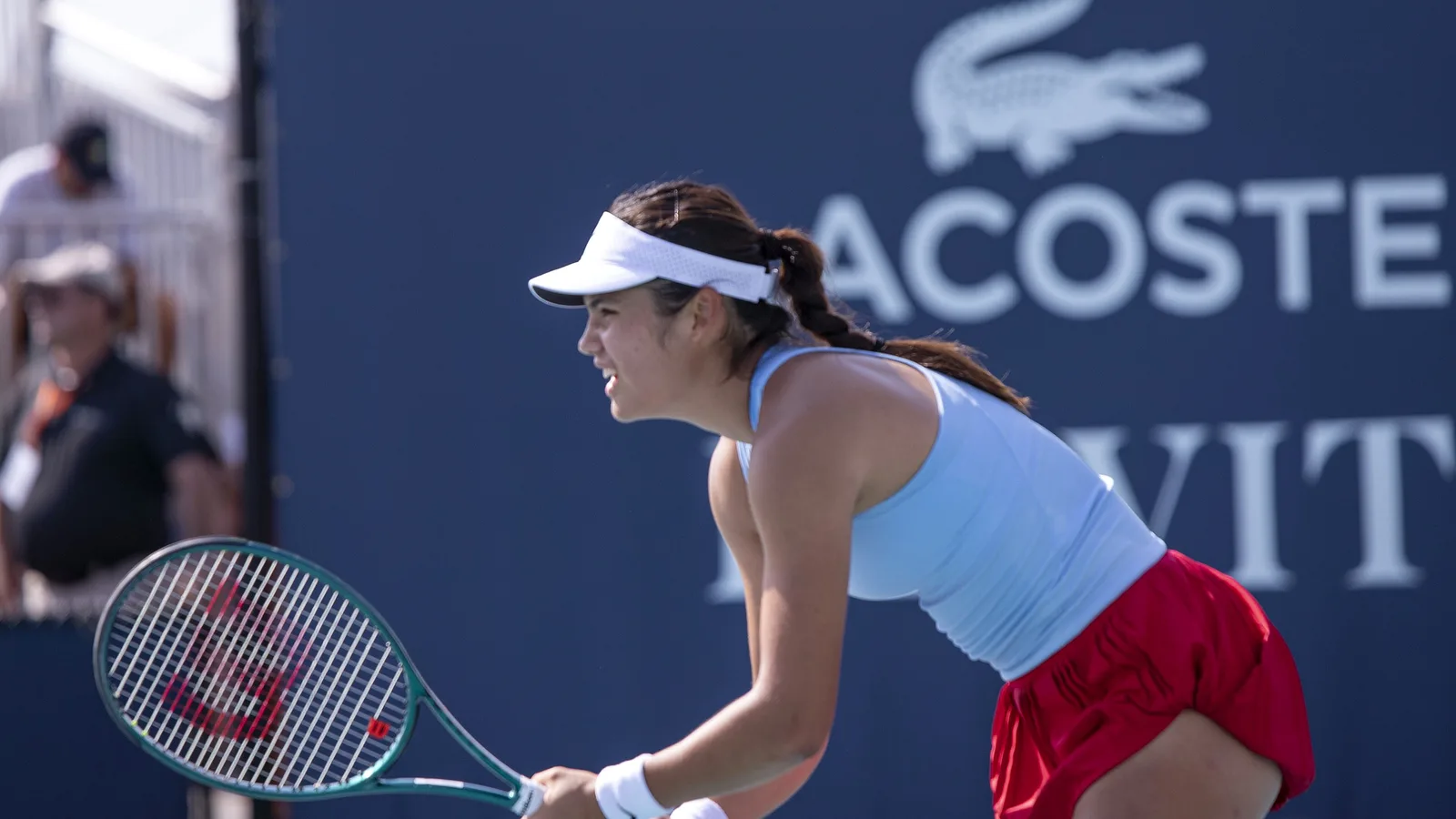 Ема Радукану на корта по време на Miami Open през 2025 година — архивен кадър