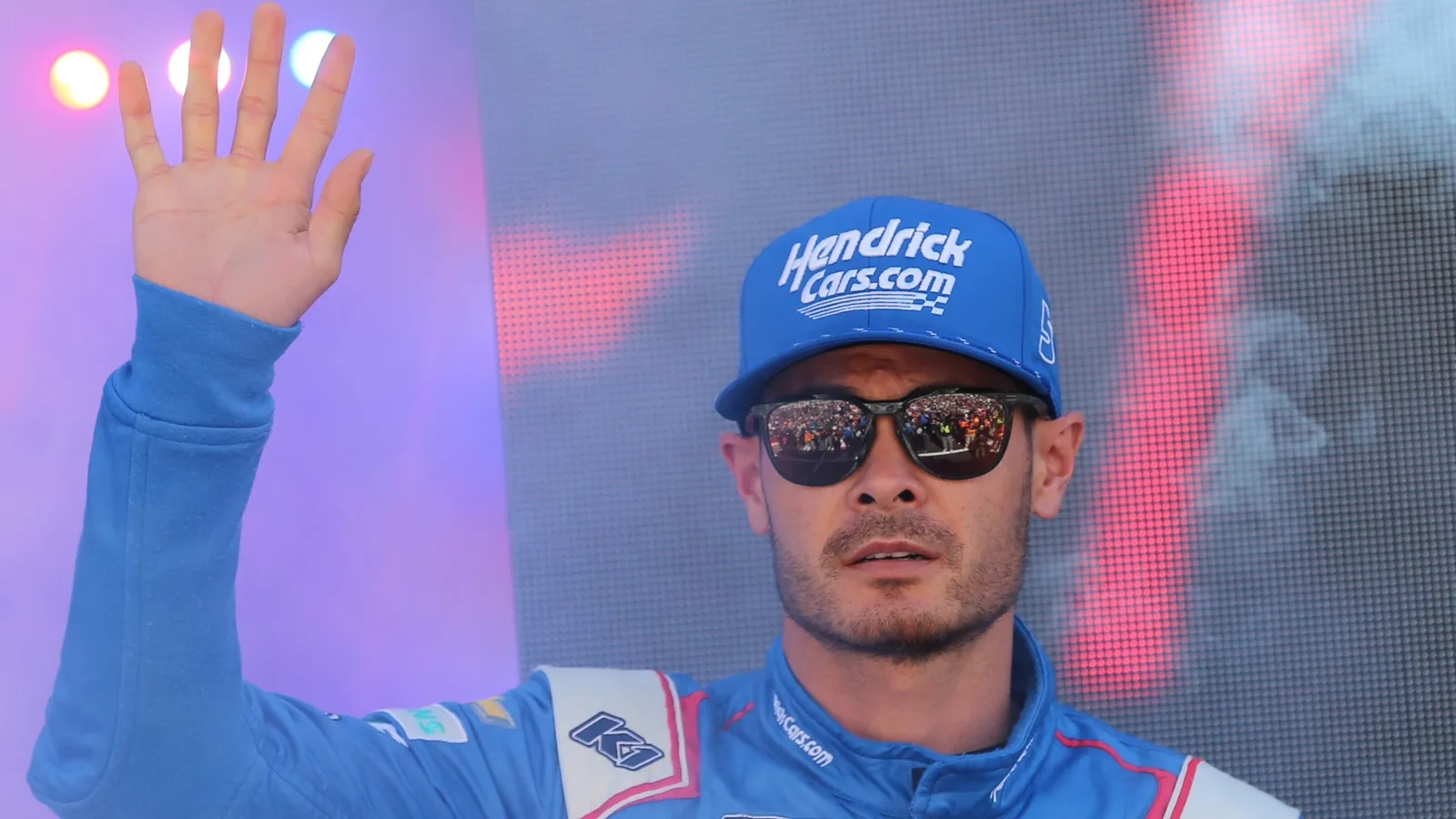 Кайл Ларсън поздравява публиката преди състезание от NASCAR през 2024 година — архивен кадър