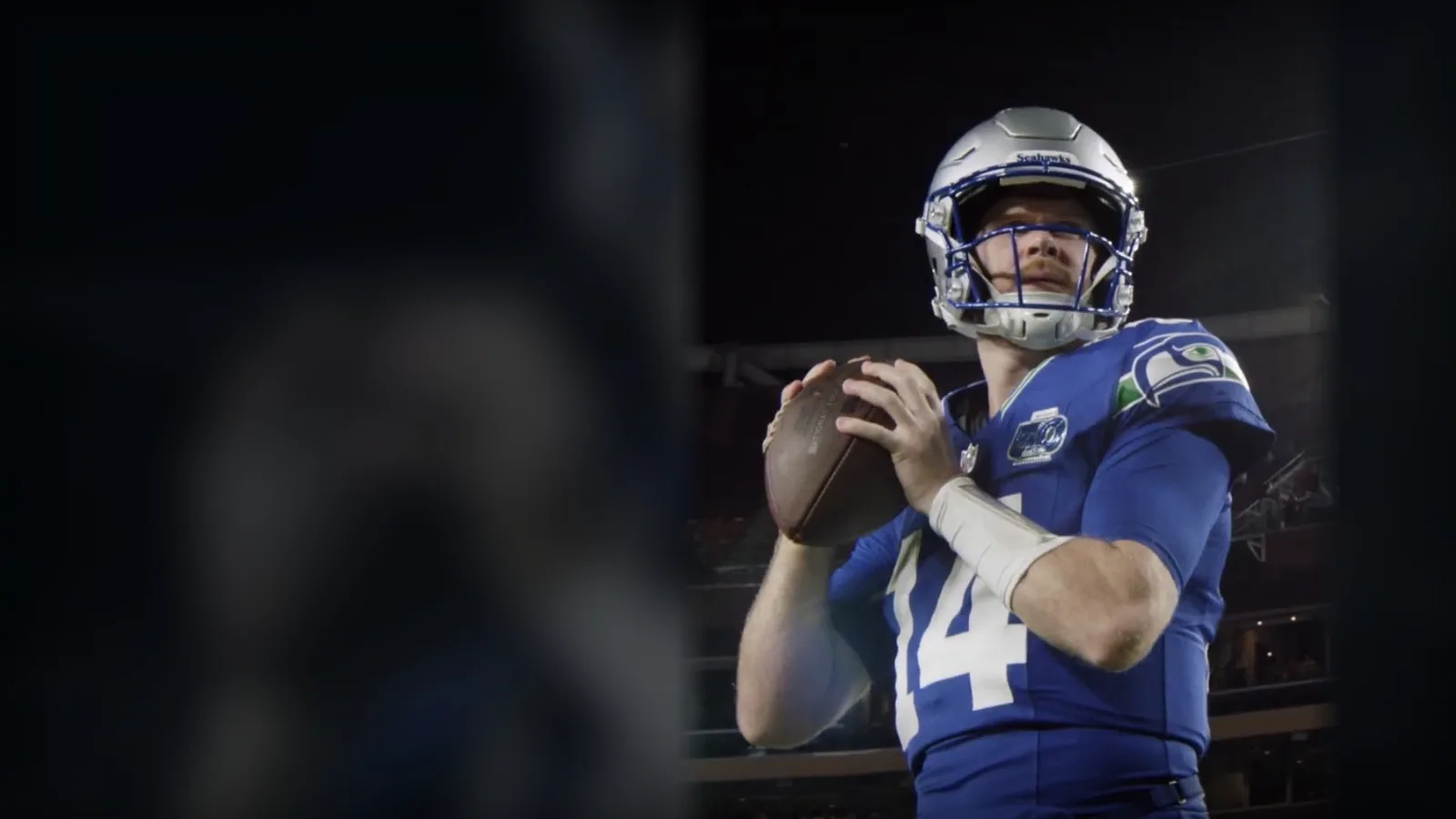 Сам Дарнолд с екипа на Seattle Seahawks по време на мач през 2025 година — архивен кадър