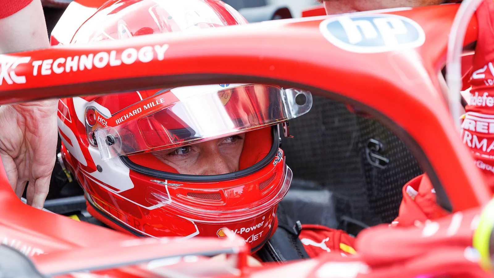 Шарл Льоклер в болида на Ferrari преди старт от Формула 1 — архивен кадър