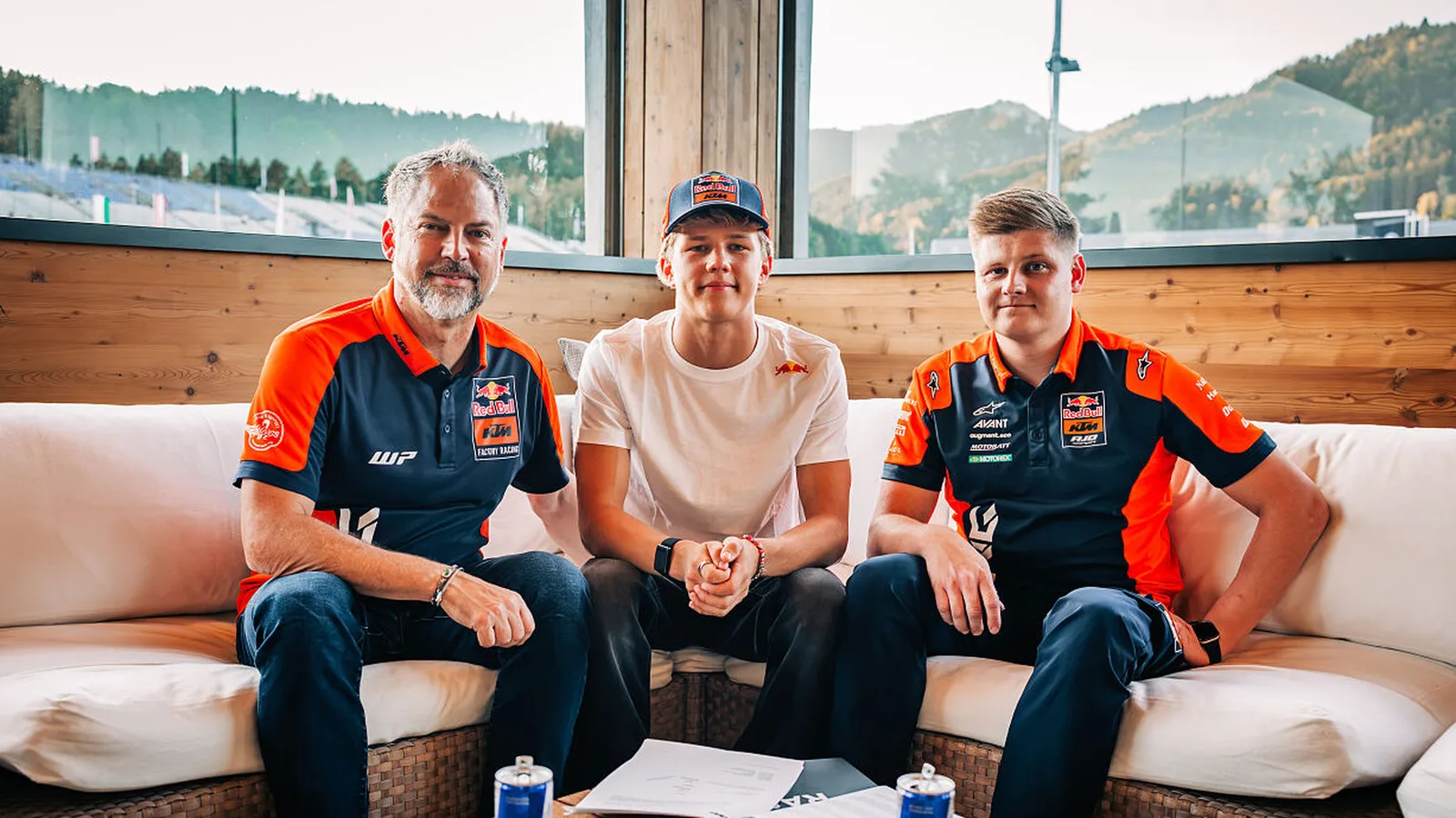 Рико Салмела (в средата) с представители на KTM Ajo при обявяването на трансфера му за Moto3 през 2027 г.